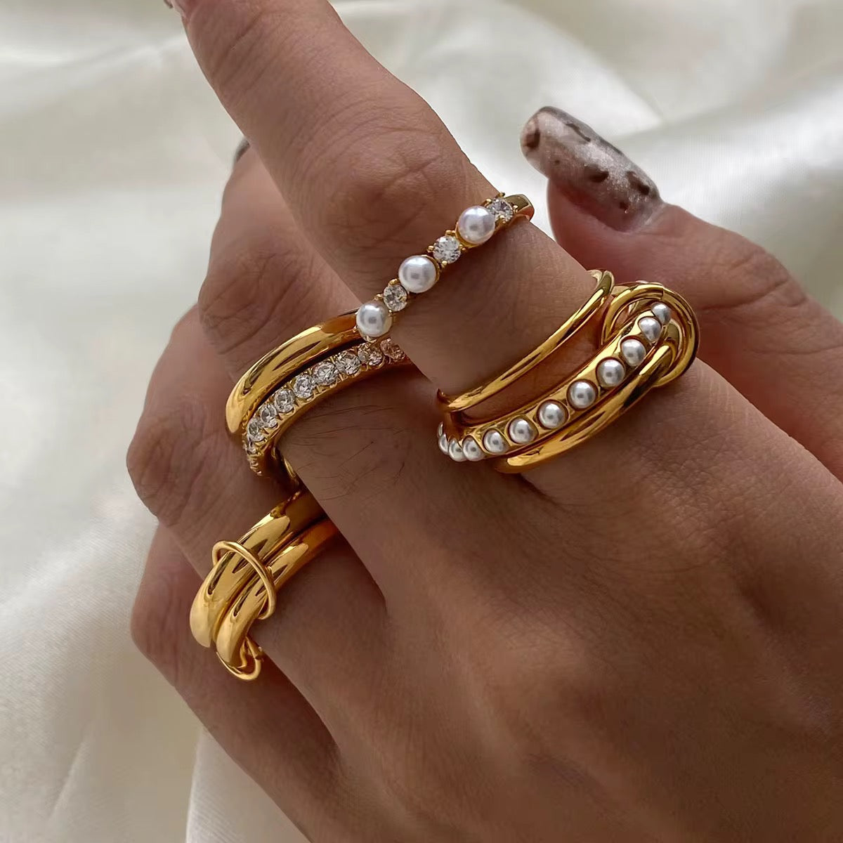 CONNECTION Triple Pearl Ring